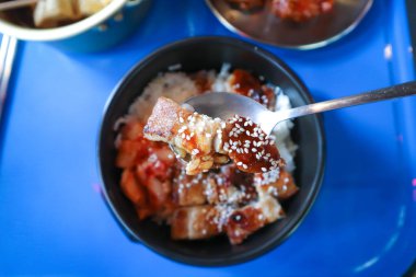 Susamlı ızgara domuz eti, domuz ve pilav veya servis için Kore usulü ızgara domuz ve pilav.