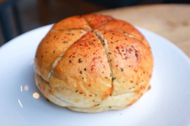 Krem peynir sarımsaklı ekmek, Kore krem peyniri sarımsaklı ekmek ya da Kore krem peynirli sarımsaklı çörek ya da krem peynirli sarımsaklı çörek servis etmek için.