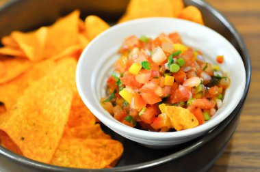 Nachos, Nachos Cheese veya Meksika çerezleri domates ve tatlı biber salatası