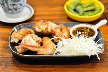 Izgara tavuk, soslu kızarmış tavuk.