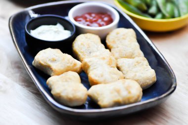 Tavuk nugget veya kızarmış tavuk, çıtır tavuk ve sos.