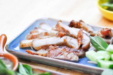 Izgara domuz eti, domuz bifteği veya dilimlenmiş domuz eti ve sebze.