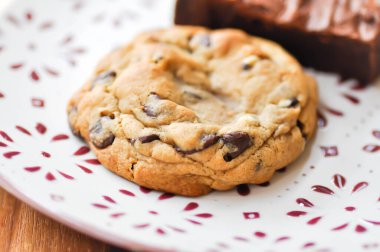 Kurabiye, kurabiye veya çikolatalı kurabiye veya çikolatalı kurabiye ve brownie.