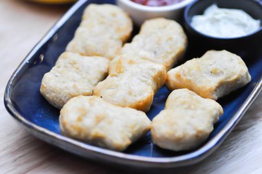 Tavuk nugget veya kızarmış tavuk, çıtır tavuk ve sos.