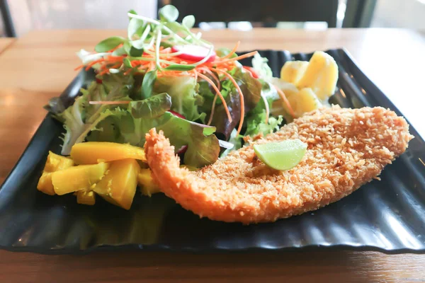 Pește Prăjit Sos Roșii Salată Sau Pește Chipsuri Dressing — Fotografie, imagine de stoc