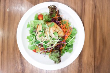 Salata, tavuk salatası ya da servis için sebze salatası.