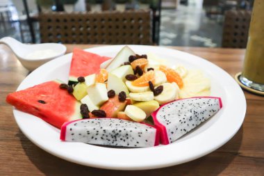 meyve salatası veya ejderha meyvesi, karpuz ve elma salatası veya karışık meyve