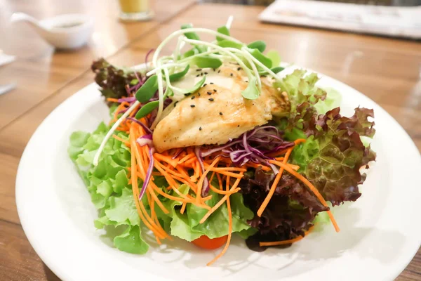 Salada Salada Frango Salada Frango Legumes Para Servir — Fotografia de Stock
