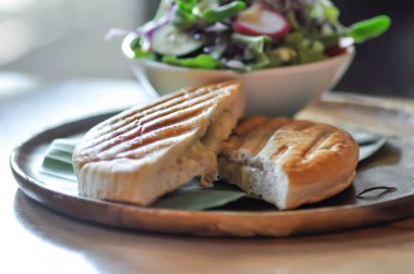 Panini, İtalyan sandviçi ve salata veya servis için jambonlu ve peynirli sandviç.