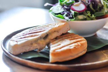 Panini, İtalyan sandviçi ve salata veya servis için jambonlu ve peynirli sandviç.