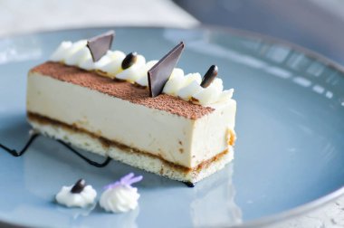 Kek ya da tiramisu keki, servis için kahveli kek.