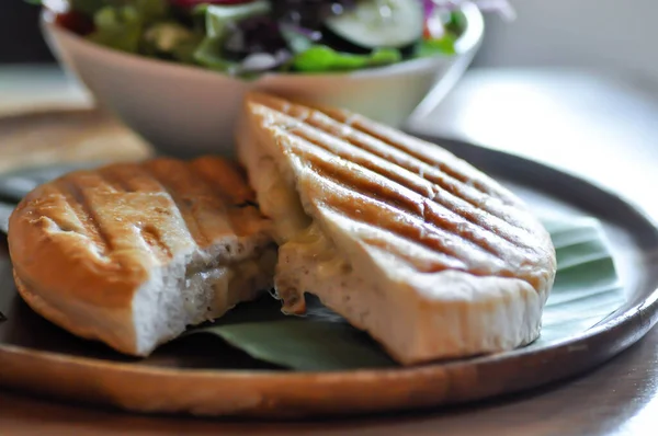 パニーニ イタリアのサンドイッチとサラダ ハムとチーズのサンドイッチ — ストック写真