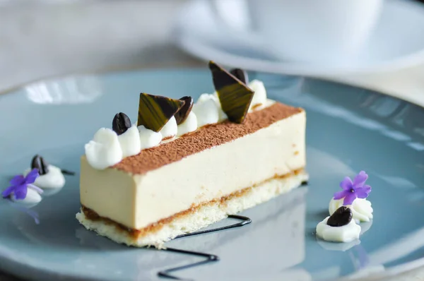 Kek ya da tiramisu keki, servis için kahveli kek.