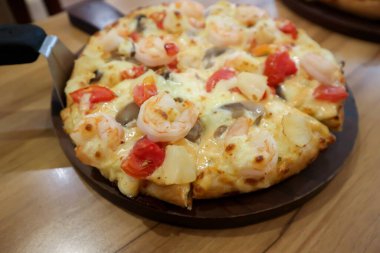 Pizza, karides ve jambonlu pizza.