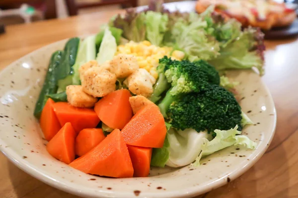 Ensalada Maíz Zanahoria Ensalada Verduras Con Crouton —  Fotos de Stock