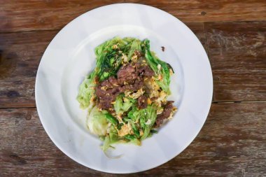 Biftekli kızarmış sebze, servis için suki yaki.