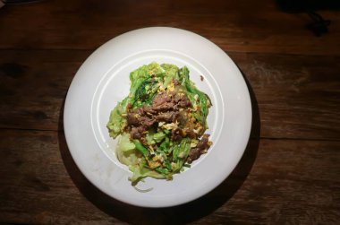 Biftekli kızarmış sebze, servis için suki yaki.