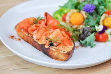 Somon kanalı ya da somon ve havyar soslu ekmek, salata.