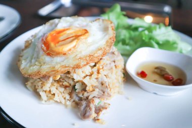 Kızarmış pilav ya da kızarmış pilav ile domuz eti ve yumurta.