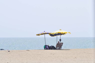 Sahilde bir adam, deniz ve güneş ya da deniz arka planı ya da güneş ve kumsalda