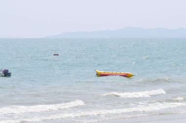 Denizde muz teknesi ya da deniz arka planı ya da plaj arka planı