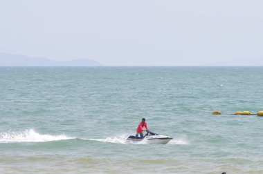 Denizde ve plajda jet ski kullanmak ya da deniz arka planında ya da plaj geçmişinde