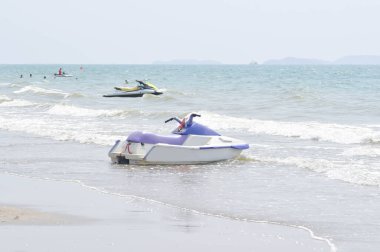 tekne, jet ski denizde ve plajda ya da deniz arka planında ya da plaj arka planında
