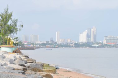 plaj, deniz ve bina veya deniz ve şehir arkaplanı veya pattaya, Tayland