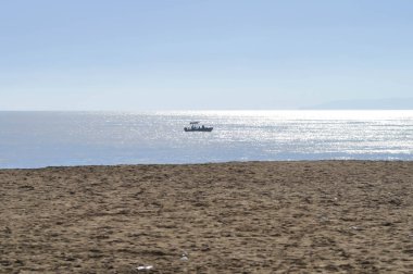 tekne, deniz ve sahil ya da deniz arka planı ya da sahil arka planı