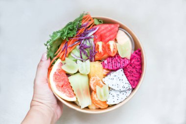 meyve ve sebze salatası, ejderha meyvesi ve portakal salatası veya kutudaki karışık salata