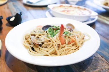 makarna veya spagetti, karides ve kabuklu spagetti veya karides spagetti veya deniz ürünleri makarna