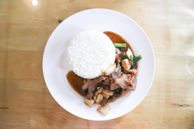 Soğanlı ve yeşil soğanlı sığır eti karıştır ya da servis için biftek ve pilav yap.