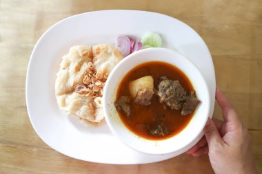 naan ekmeği ya da roti köri çorbası ya da biftek yahnisi ya da sığır eti çorbası