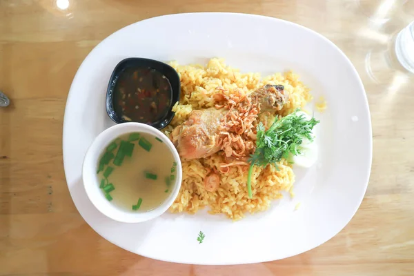 Nasi Ayam Atau Nasi Bumbu Dikukus Dengan Ayam Nasi Diatapi — Stok Foto
