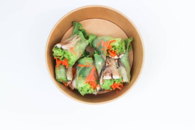 Uskumrular, balıklı börekler veya sebzeli börekler veya kutuda taze börekler.