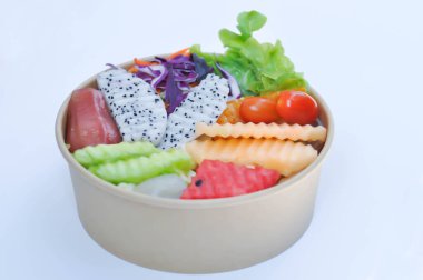meyve ve sebze salatası veya kavun, ejderha meyvesi ve marul salatası kutuda