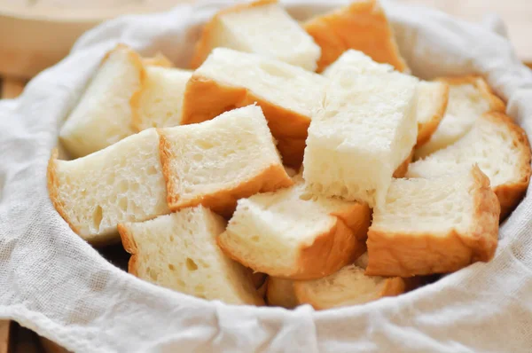Нарезать Хлеб Хлеб Пару Приготовленный Пару Булочку Корзине — стоковое фото