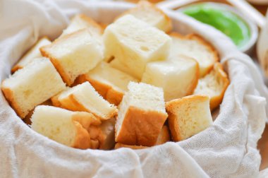 Ekmek doğra, ekmek buğulama sepette buharda pişir.