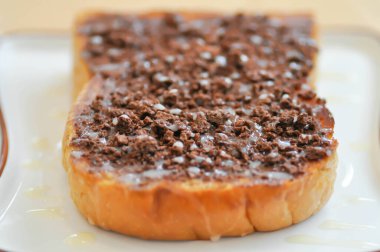 Çikolatalı tost veya ekmek ve konsantre süt.