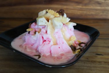 traşlı buz, buzlu dondurma ya da ekmekle üzümlü kar taneli buz.