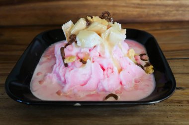 traşlı buz, buzlu dondurma ya da ekmekle üzümlü kar taneli buz.