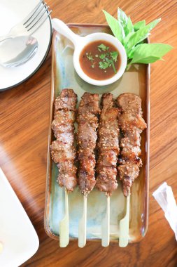 Barbekü biftek ya da ızgara biftek, soslu sığır eti ve sebze.
