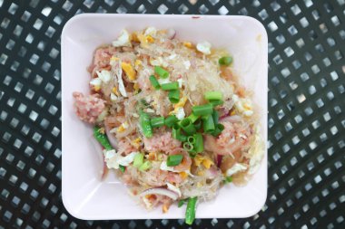 Kızarmış erişteyi karıştır ya da kızarmış vermicelli ile domuz eti karıştır ya da kızarmış cam erişteyi karıştır.