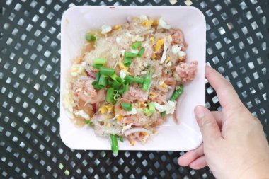 Kızarmış erişteyi karıştır ya da kızarmış vermicelli ile domuz eti karıştır ya da kızarmış cam erişteyi karıştır.