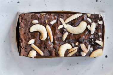 Brownie, çikolatalı kek ya da badem soslu brownie.