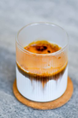 Kahve, kirli kahve, sütlü kahve ya da Japon kahvesi.