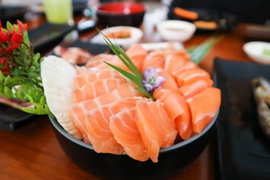 Çiğ somon balığı, sashimi veya dilimlenmiş somon balığı ve servis için ızgara kalamar.