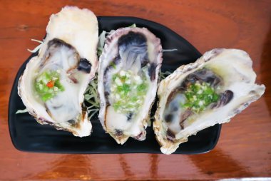 İstiridye ya da çiğ istiridye, servis için çiğ kabuk.