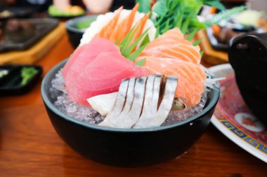 Sashimi veya çiğ somon, Akami ve çiğ ton balığı veya çiğ uskumru ve kanikama.