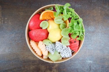 meyve ve sebze salatası veya elma, ejderha meyvesi ve marul salatası kutuda